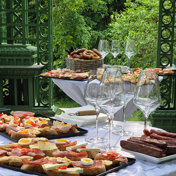 ludwigs-linderhof-catering-pavillon-01-600x600px