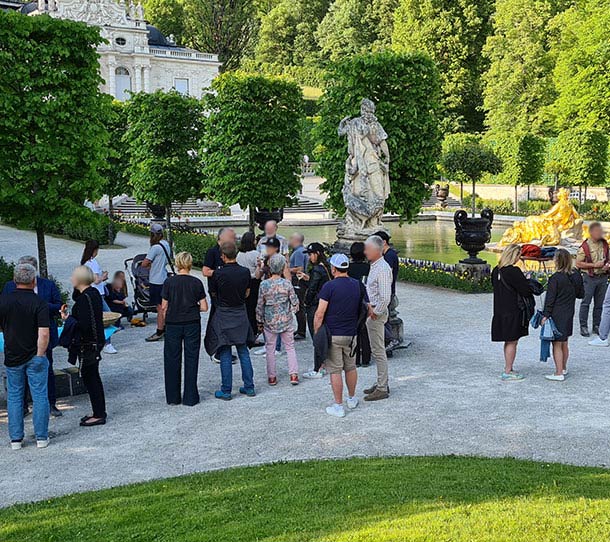 catering-feichtner-schloss-linderhof-gruppe-goldene-statue-610x542px-korr02