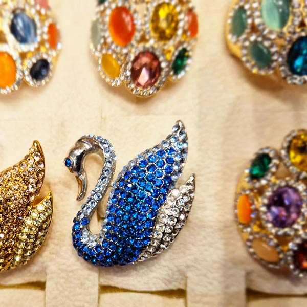 ludwigs-linderhof-schmuck-broschen-600x600px
